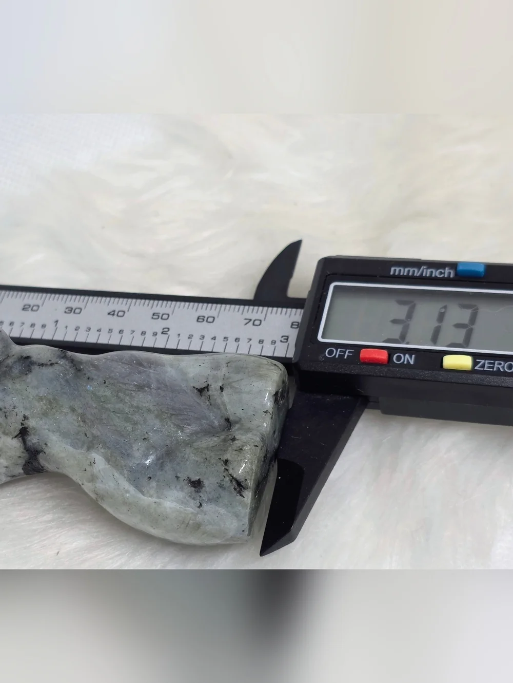 ✨ Labradorite Goddess Torso Carving | Flashy Mystical Feminine Figure | 3.13” ✨ - Picture 7 of 7